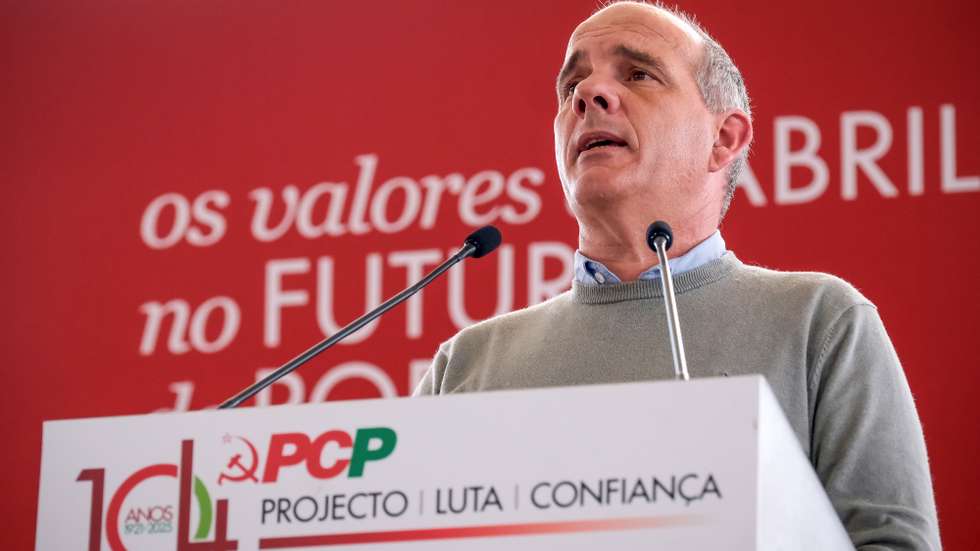 O secretário-geral do Partido Comunista Português (PCP), Paulo Raimundo, discursa durante o almoço-comício comemorativo do 104.º aniversário do PCP "Projeto, Luta, Confiança", no Seixal, 23 de Março de 2025. RUI MINDERICO/LUSA