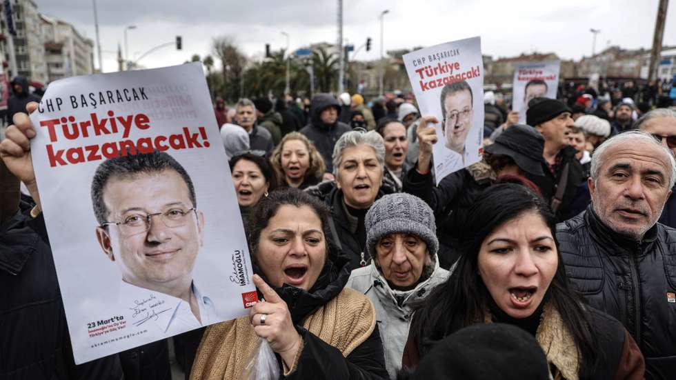 epa11974037 Supporters shout slogans and hold posters depicting Istanbul Mayor Ekrem Imamoglu during a protest near the Istanbul Police Department following Imamoglu's arrest, in Istanbul, Turkey, 19 March 2025. Turkish authorities detained Istanbul mayor Ekrem Imamoglu along with 100 others on 19 March, as part of an investigation into alleged corruption and terror links, according to a statement by the Istanbul chief public prosecutor.  EPA/ERDEM SAHIN