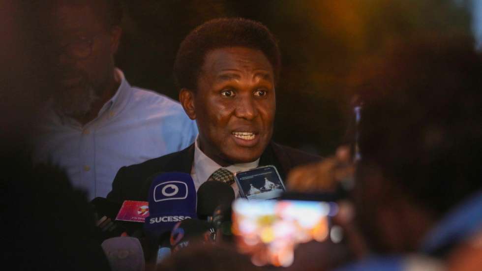 Venâncio Mondlane fala à comunicação social após ser ouvido pela Procuradoria-Geral da República, Maputo, Moçambique, 11 de março de 2025. A Procuradoria-Geral da República de Moçambique, aplicou hoje a medida de termo de identidade e residência contra Venâncio Mondlane, num processo em que o Ministério Público acusa o político de incitação a violência durante as manifestações pós-eleitorais. LUÍSA NHANTUMBO/LUSA
