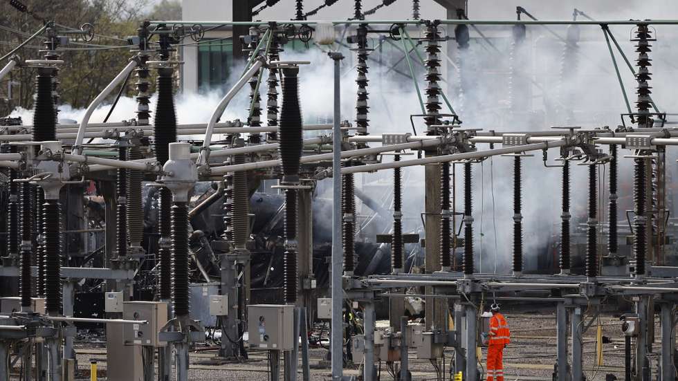 epa11978781 Smoke rises from the North Hyde Electricity Substation which caught fire leading to the shutdown of Heathrow Airport, in London, Britain, 21 March 2025. Heathrow Airport announced on 21 March that it would be closed all day following a power outage 'due to a fire at an electrical substation supplying the airport'. The Metropolitan Police’s Counter Terrorism Command is leading the investigation into the cause of the fire at the electrical substation.  EPA/TOLGA AKMEN