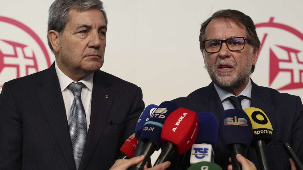 O diretor Nacional da Polícia Judiciária, Luís Neves (D), ladeado pelo presidente do COP, Fernando Gomes, fala aos jornalistas durante a cerimónia de posse dos órgãos sociais do Comité Olímpico de Portugal (COP) para o mandato 2025-2029, no Centro Cultural de Belém, Lisboa, 25 de março de 2025. ANTÓNIO COTRIM/LUSA