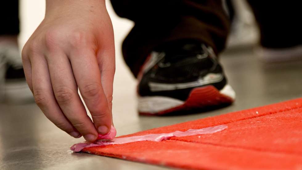 Alunos de escolas mascam pastilhas para realização de obra de arte Please dont`go!, de João Pedro Vale,  feita de 5 mil pastilhas elásticas de aroma de morango, no Centro de Arte contemporânea Graça Morais, em Bragança, em 11 de abril de 2013. (ACOMPANHA TEXTO) MANUEL TELES/LUSA