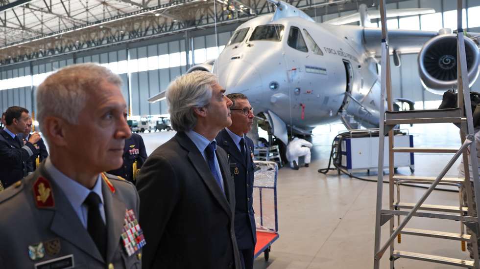 O ministro da Defesa Nacional, Nuno Melo, observa um KC- 390, durante a visita à Esquadra 506 na Base Aérea N.º 11. Beja, 26 de março de 2025. NUNO VEIGA/LUSA