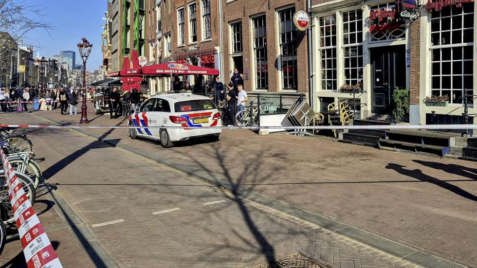 epa11992158 Police at the scene of a stabbing near Dam Square in Amsterdam, The Netherlands, 27 March 2025. At least five people were injured in the stabbing incident near Dam Square, Dutch police said. A suspect has been arrested.  EPA/INTER VISUAL STUDIO