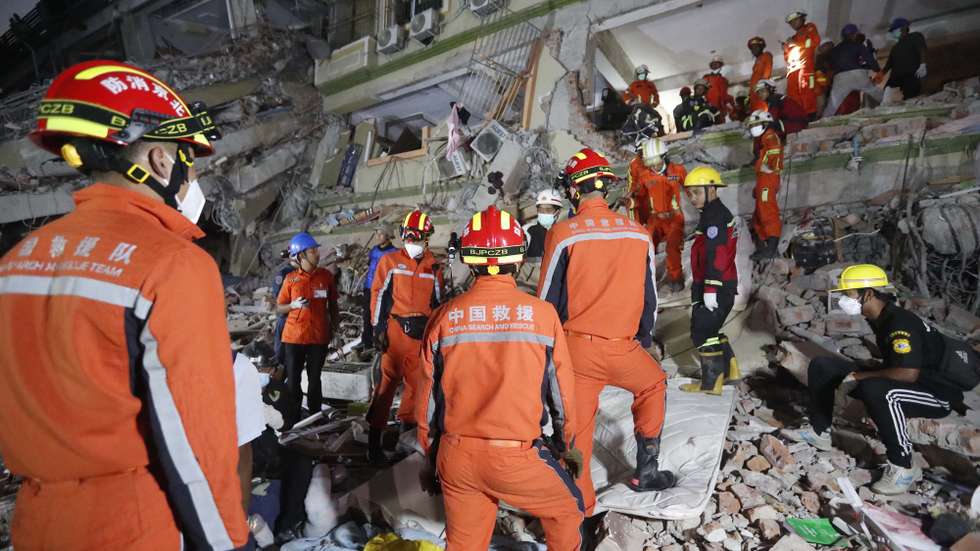 epa11999810 Myanmar and China rescuers search for victims at the Sky Villa in Mandalay, Myanmar, 30 March 2025. More than 1,600 people have been killed and thousands injured after a 7.7-magnitude earthquake struck the country on 28 March, according to the Myanmar government.  EPA/NYEIN CHAN NAING