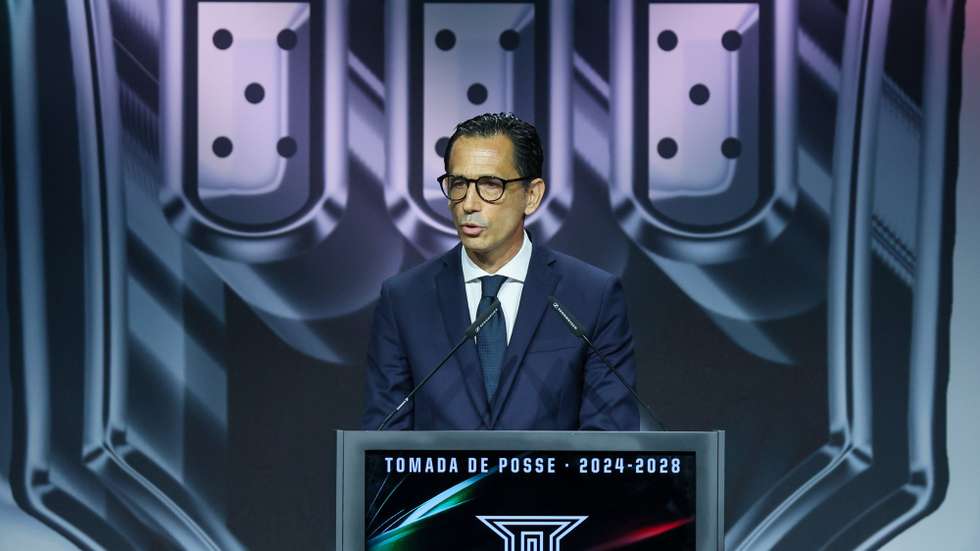 O novo presidente da Federação Portuguesa de Futebol (FPF), Pedro Proença, discursa na cerimónia de tomada de posse dos novos órgãos sociais da FPF, na Cidade do Futebol, em Oeiras, 24 de fevereiro de 2025. Pedro Proença assume hoje a presidência da Federação Portuguesa de Futebol para o quadriénio 2024-2028, sucedendo a Fernando Gomes. MANUEL DE ALMEIDA/LUSA