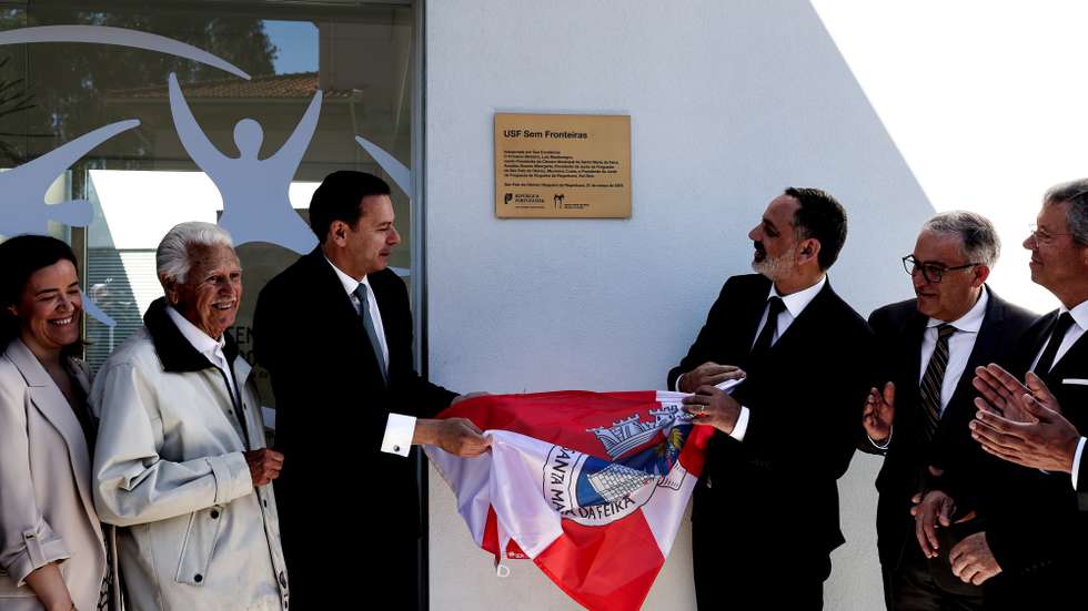 O primeiro-ministro, Luís Montenegro (C-E), e o presidente da Câmara Municipal de Santa Maria da Feira, Amadeu Albergaria (C-D), descerram a placa de inauguração da Unidade de Saúde Familiar (USF) "Sem Fronteiras" de São Paio de Oleiros, no âmbito da deslocação em que inaugurou três USF no concelho de Santa Maria da Feira, 31 de março de 2025. PAULO NOVAIS/LUSA