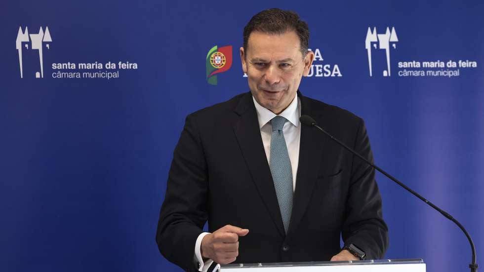O primeiro-ministro, Luís Montenegro, discursa na inauguração da Unidade de Saúde Familiar (USF) de Milheirós de Poiares, no âmbito da deslocação em que inaugurou três USF no concelho de Santa Maria da Feira, 31 de março de 2025. PAULO NOVAIS/LUSA