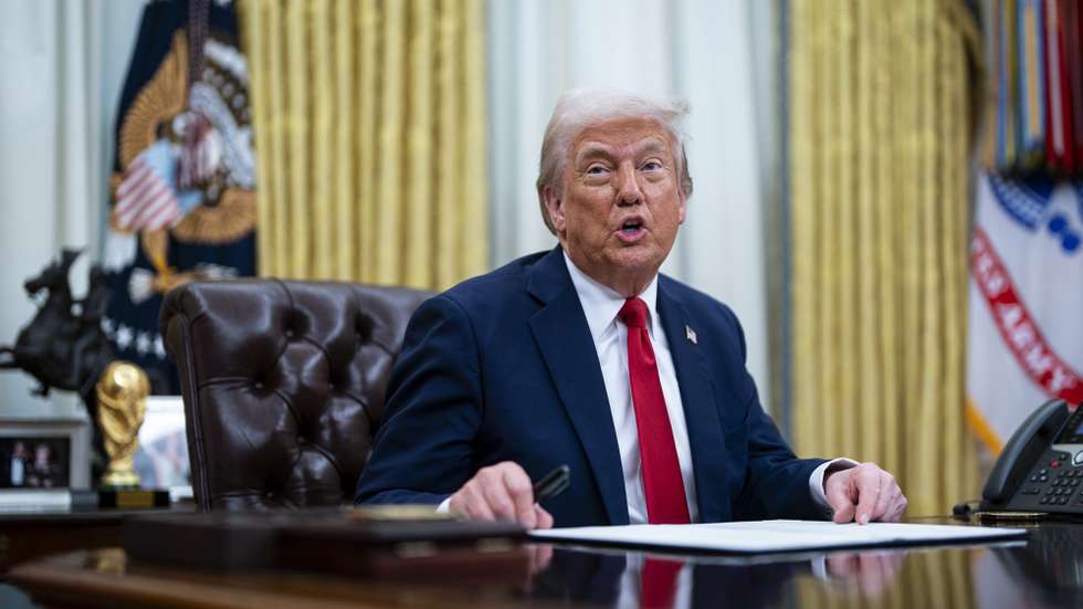 epa12002081 US President Donald Trump speaks during an executive order signing in the Oval Office at the White House in Washington, DC, USA, 31 March 2025. The order directs the Federal Trade Commission to work with the Department of Justice to ensure that competition laws are enforced in the concert and entertainment industry, and pushes state consumer protection authorities on enforcement.  EPA/ALEXANDER DRAGO / POOL