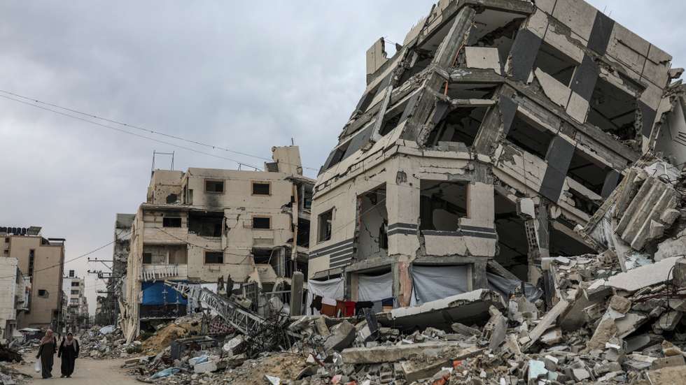 epa12003922 Internally displaced Palestinians walk along a street near the rubble of destroyed buidlings after fleeing northern Gaza following an Israeli army evacuation order, in Gaza City, Gaza Strip, 01 April 2025. More than 50,000 Palestinians have been killed in the Gaza Strip, according to the Palestinian Ministry of Health, since Israel launched a military campaign in the strip in response to a cross-border attack led by the Palestinian militant group Hamas on 07 October 2023, in which about 1,200 Israelis were killed and more than 250 taken hostage.  EPA/MOHAMMED SABER