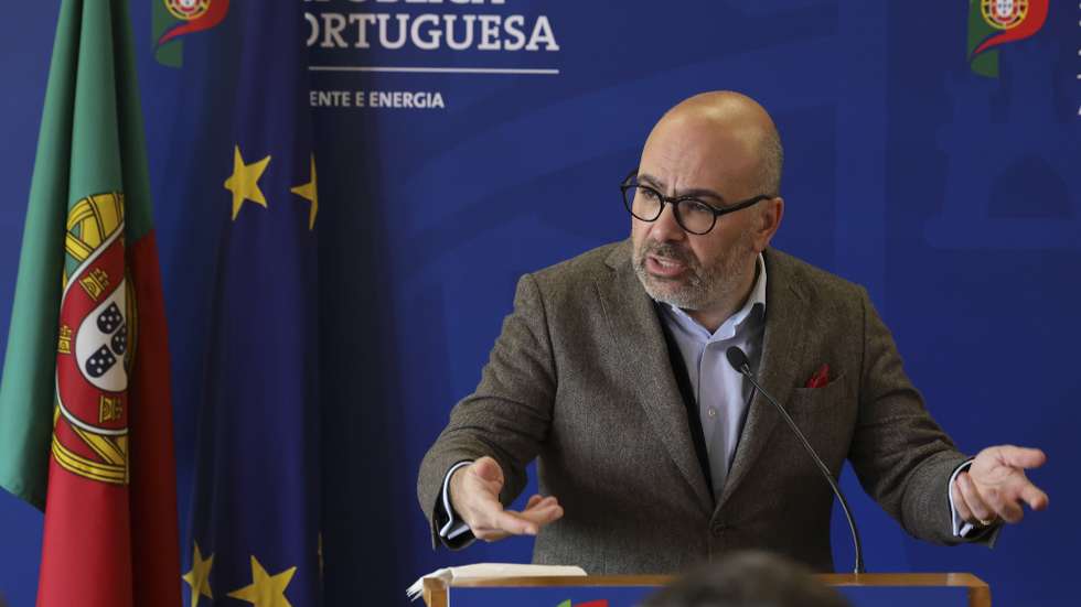 O ministro das Infraestruturas e Habitação, Miguel Pinto Luz, intervém na cerimónia de assinatura de protocolos para a descarbonização de transportes públicos nacionais, com entidades beneficiárias para aquisição de autocarros elétricos, no Ministério do Ambiente e Energia, em Lisboa, 03 de abril de 2025. MANUEL DE ALMEIDA/LUSA