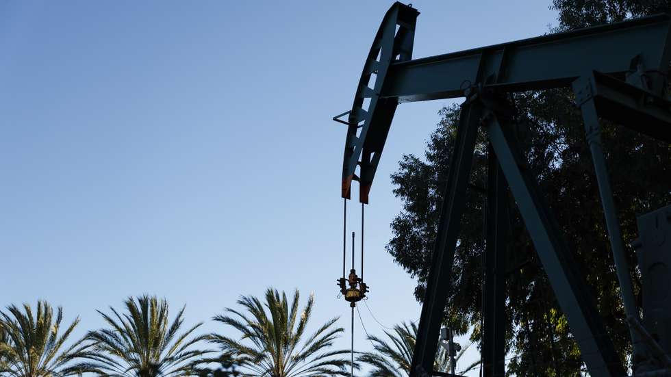 epa10826253 An oil pump jack operates in Signal Hill, California, USA, 28 August 2023. Officials worry that US oil prices could rise as Tropical Storm Idalia heads toward the United States in the next days.  EPA/CAROLINE BREHMAN