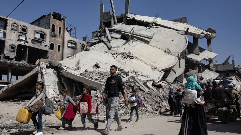 epa12007613 Internally displaced Palestinians carry their belongings as they flee the Shejaiya neighborhood, east of Gaza City, 03 April 2025, after an evacuation order issued by the Israeli military. Israeli forces resumed airstrikes on Gaza on 18 March, ending a ceasefire that had been in place since 19 January.  EPA/HAITHAM IMAD