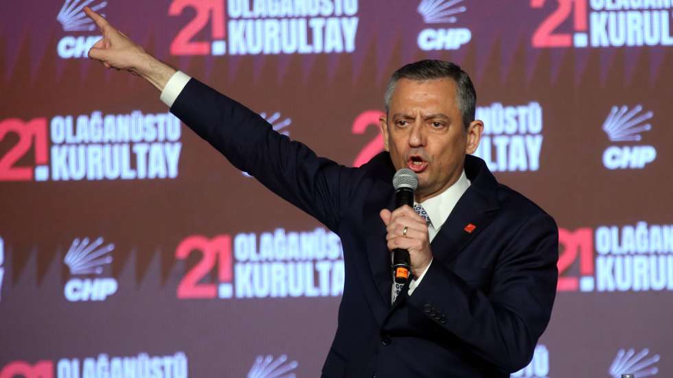 epaselect epa12013311 Leader of Turkey’s main opposition Republican People's Party (CHP) Ozgur Ozel attends the party’s extraordinary congress in Ankara, Turkey, 06 April 2025. The CHP announced the extraordinary congress to re-elect Ozel as its leader and to rally supporters against the arrest of Istanbul's mayor and CHP member Ekrem Imamoglu.  EPA/NECATI SAVAS