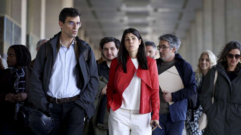 A coordenadora Nacional do Bloco de Esquerda (BE), Mariana Mortágua (C), acompanhada pelo dirigente do partido, Jorge Costa (E), à chegada para a entrega da lista de candidaturas pelo círculo eleitoral do partido por Lisboa às eleições legislativas, no Palácio de Justiça, em Lisboa, 07 de abril de 2024. FILIPE AMORIM/LUSA