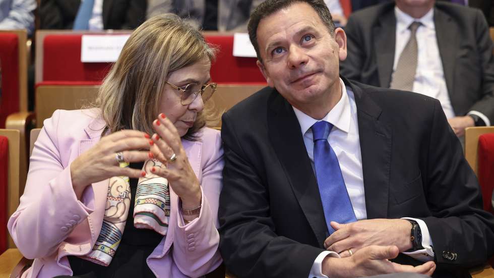 O primeiro-ministro, Luís Montenegro, acompanhado pela ministra da Saúde, Ana Paula Martins, durante a cerimónia comemorativa do Dia Mundial da Saúde, dia criado pela Organização Mundial da Saúde em 07 de abril de 1948,  no Auditório do INFARMED, Parque de Saúde de Lisboa, 07 de abril de 2025. ANDRÉ KOSTERS/LUSA