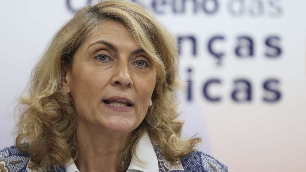 A presidente do Conselho das Finanças Públicas, Nazaré da Costa Cabral, intervém na conferência de imprensa de apresentação do relatório "Perspetivas Económicas e Orçamentais 2025-2029" que atualiza o cenário macroeconómico para aquele horizonte temporal, no Conselho das Finanças Públicas, em Lisboa, 10 de abril de 2025. ANDRÉ KOSTERS/LUSA