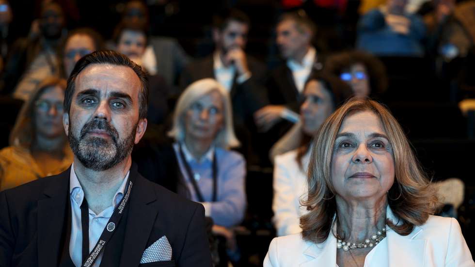 A ministra da Saúde, Ana Paula Martins (D), ladeada pelo bastonário da Ordem dos Médicos, Carlos Cortes (E), participa no encerramento do 27.º Congresso Nacional da Ordem dos Médicos, em Lisboa, 23 de novembro de 2024. FILIPE AMORIM/LUSA