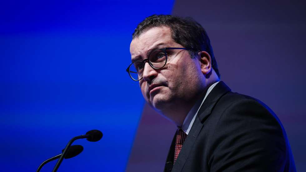 O ministro de Estado e das Finanças, Joaquim Miranda Sarmento, intervém durante o encontro Fora da Caixa  "Acontecimentos Globais: Que Impacto na Economia?”, organizado pela Caixa Geral Depósitos, em Lisboa, 16 de dezembro de 2024. RODRIGO ANTUNES/LUSA