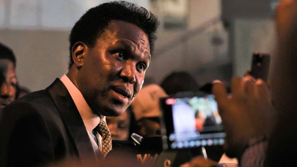 Venâncio Mondlane fala à comunicação social após ser ouvido pela Procuradoria-Geral da República, Maputo, Moçambique, 11 de março de 2025. A Procuradoria-Geral da República de Moçambique, aplicou hoje a medida de termo de identidade e residência contra Venâncio Mondlane, num processo em que o Ministério Público acusa o político de incitação a violência durante as manifestações pós-eleitorais. LUÍSA NHANTUMBO/LUSA