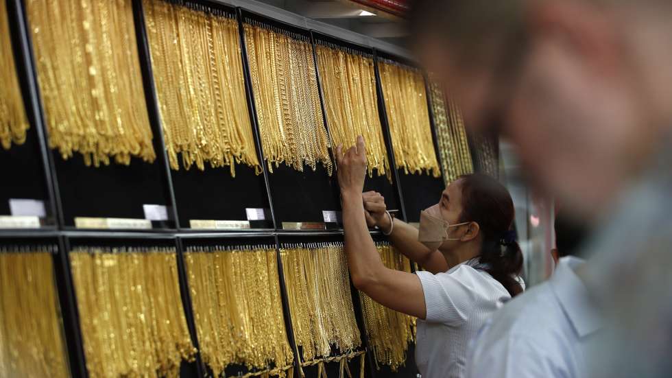 epa12002508 Gold ornaments on display at a gold shop in Bangkok, Thailand, 01 April 2025. Thailand's gold prices are surging to hit record high climbing in line with the global market driven by the impact of the potential US tariffs plans, according to The Gold Traders Association.  EPA/RUNGROJ YONGRIT