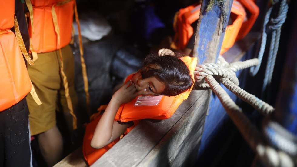 epa11927717 A migrant child sits aboard a boat waiting for transfer, in Palenque, Panama, 27 February 2025. At least 180 migrants, from Venezuela, Chile, Colombia and Peru, will travel by boat from the coastal town of Palenque, Panama, to the Colombian border, in what is apparently a new official route to speed up the transfer of migrants on their return to South America, after failing to settle in the United States.  EPA/BIENVENIDO VELASCO