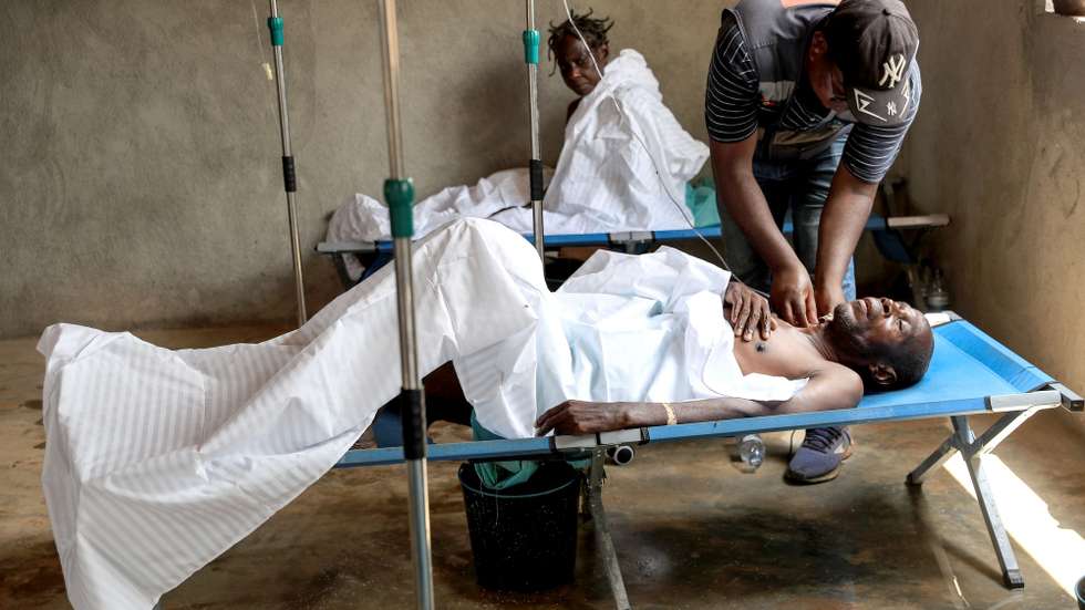 Um homem recebe tratammento na sala de internamento na localidade de Luinha, na comuna da Canhoca na província do Kwanza Norte, sujeita a cerca sanitária devido a um surto de cólera, Luinha, Angola, 20 de março de 2025.  (ACOMPANHA TEXTO DE 22-03-2025)  AMPE ROGÉRIO/LUSA