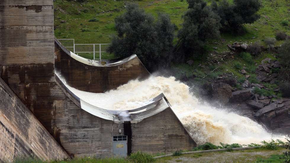 Barragem do Monte Novo, com o paredão cortado ao trânsito, e por estar perto do limite máximo a fazer as descargas possíveis devido a avaria, em Évora, 12 de março de 2025. O Serviço Municipal de Proteção Civil de Évora alertou hoje para a subida do caudal do rio Degebe, a jusante da barragem do Monte Novo, provocada por um problema mecânico que impede a abertura das comportas da albufeira. NUNO VEIGA/LUSA