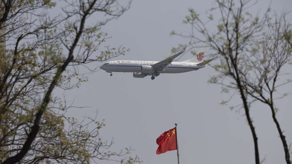 epa12034262 An Air China Boeing airplane approaches Beijing Capital International Airport in Beijing, China, 16 April 2025.  EPA/ANDRES MARTINEZ CASARES