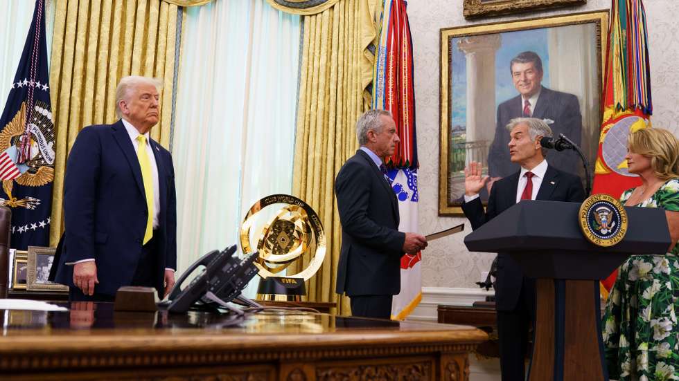 epa12039644 US President Donald Trump (L) listens as Mehmet Oz (R) is sworn by Health and Human Services Secretary Robert F. Kennedy Jr (C) as Administrator of the Centers for Medicare and Medicaid Services in the Oval Office at the White House in Washington, DC, USA, 18 April 2025.  EPA/WILL OLIVER / POOL