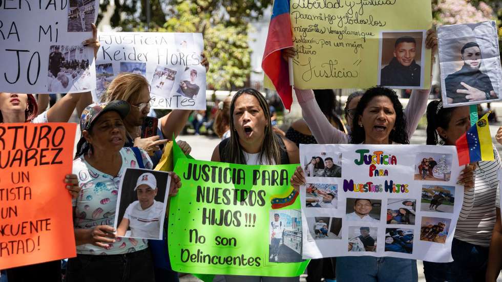 epa11986192 Women shout slogans during a demonstration in support of Venezuelans imprisoned in El Salvador in Caracas, Venezuela, 24 March 2025. Relatives of Venezuelan migrants gathered in Caracas, demanding justice and the return of their loved ones, whom they call "kidnapped" in El Salvador after over 200 deportees were imprisoned, accused of links to the Tren de Aragua gang.  EPA/Ronald Pena R