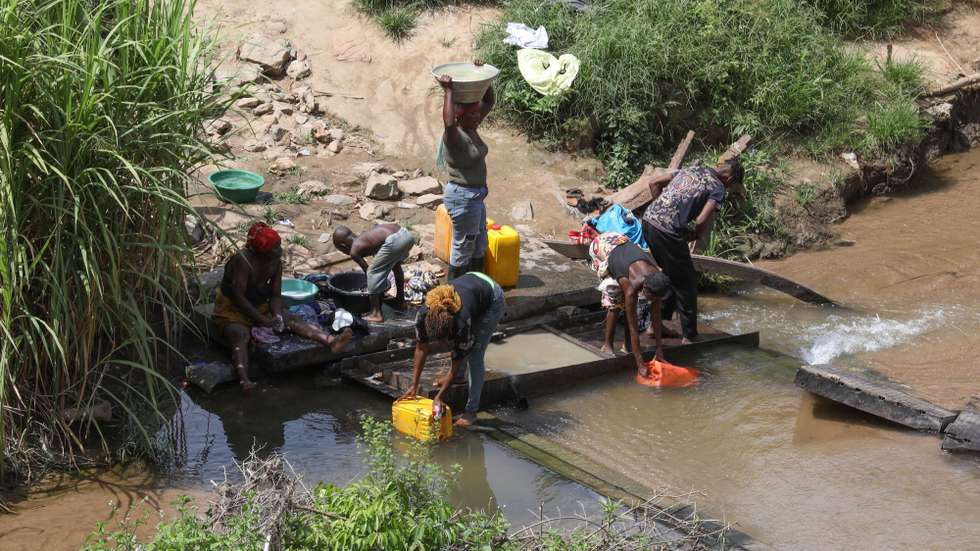 Mulheres recolhem água num riacho na localidade de Luinha, na comuna da Canhoca na província do Kwanza Norte, sujeita a cerca sanitária devido a um surto de cólera, Luinha, Angola, 20 de março de 2025.  (ACOMPANHA TEXTO DE 22-03-2025)  AMPE ROGÉRIO/LUSA