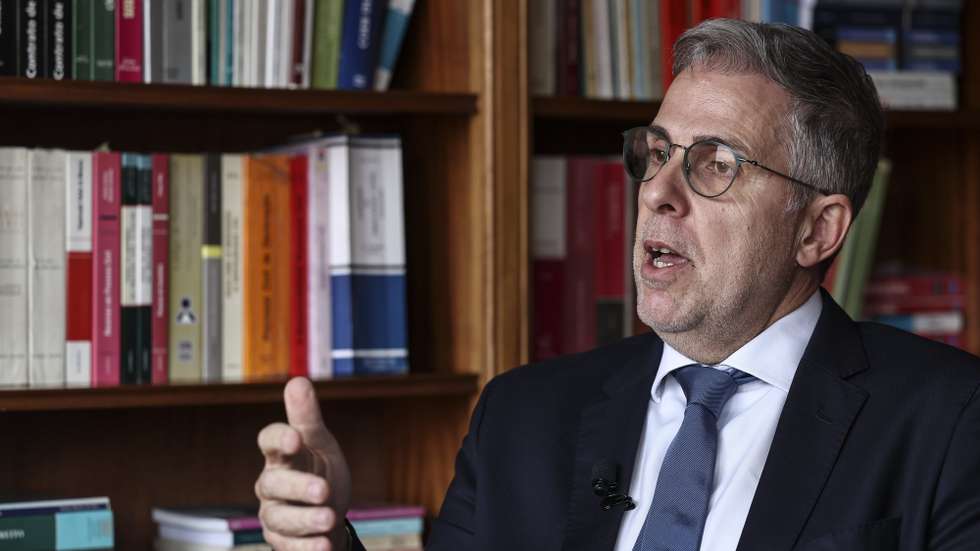 O novo bastonário eleito da Ordem dos Advogados, João Massano, em entrevista à agência Lusa, em Lisboa, 14 de abril de 2025. O novo bastonário dos advogados quer instituir previsibilidade no pagamento aos advogados oficiosos, propondo a definição de um calendário mensal, e quer nova revisão dos Estatutos da Ordem, nomeadamente no que diz respeito ao pagamento dos estágios. (ACOMPANHA TEXTO DA LUSA DO DIA 21 DE ABRIL DE 2025). ANTÓNIO COTRIM/LUSA