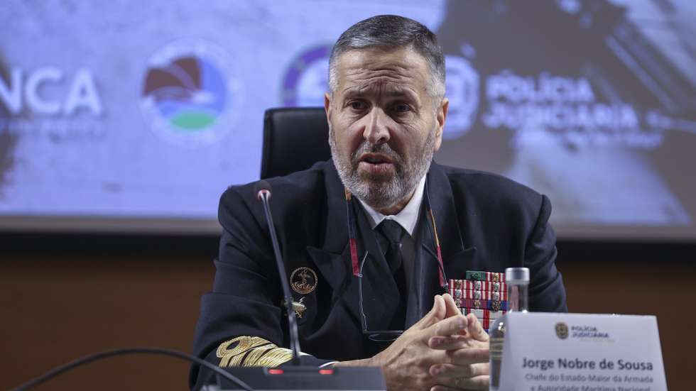 O Chefe de Estado-Maior da Armada e Autoridade Maritima Nacional, Jorge Nobre de Sousa, intervém na conferência de imprensa sobre a operação "Nautiulus", Lisboa, 25 de março de 2025. A Polícia Judiciária (PJ) realizou, nos últimos dias, uma operação de combate ao tráfico de estupefacientes por via marítima, na sequência da qual foi possível localizar e intercetar um semi-submersível, utilizado por uma organização criminosa transnacional, que transportava cerca de 6,5 toneladas de cocaína, com destino à Península Ibérica. MIGUEL A. LOPES/LUSA