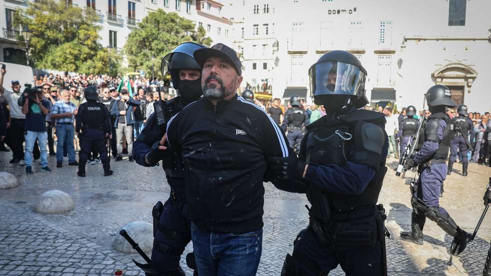 Mário Machado detido. Police clash with right-wing extremists from the organizations "Rise" and "Habeas Corpus" and supported by "1143 Group" that hold a unauthorised rally in Lisbon downtown, place with a great concentration of immigrants, during the celebrations of the 25th April 1974 Carnation Revolution that ended the authoritarian regime of Estado Novo (New State) that ruled the country between 1926 to 1974, Lisbon, 25th April 2025. ANTONIO COTRIM/ LUSA