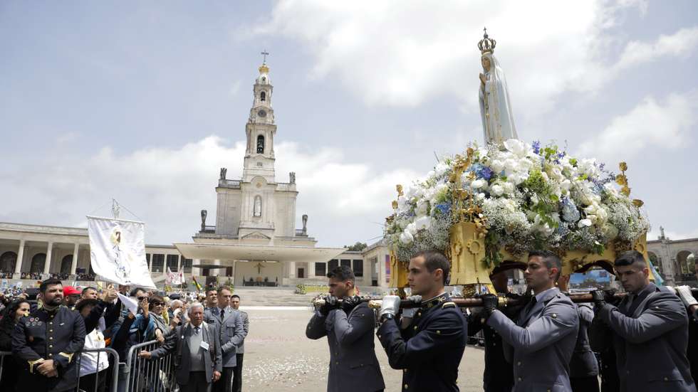 A Imagem de Nossa Senhora é levada enquanto os peregrinos acenam lenços brancos na  procissão do Adeus do dia 13, das cerimónias religiosas no Santuário de Fátima  de 12 e 13 de maio, 13 maio 2024. PAULO CUNHA/LUSA