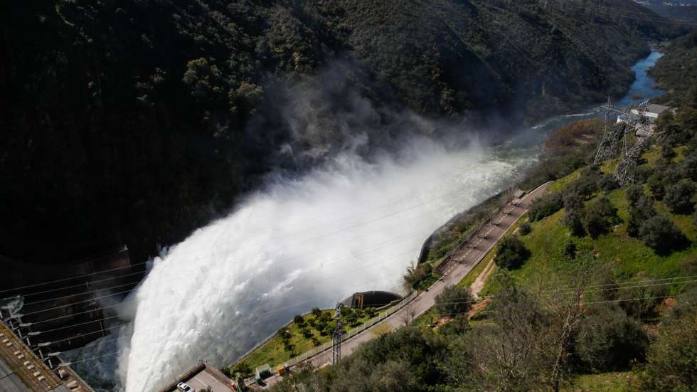 Descarga de água na barragem de Castelo de Bode, no Rio Zêzere, em Tomar, 25 de março de 2025. A barragem do Castelo de Bode atingiu níveis próximos da sua capacidade máxima, ultrapassando os 95% de armazenamento estando a ser realizadas descargas controladas que  leva ao aumento dos caudais do rio Tejo e afluentes. PAULO CUNHA/LUSA