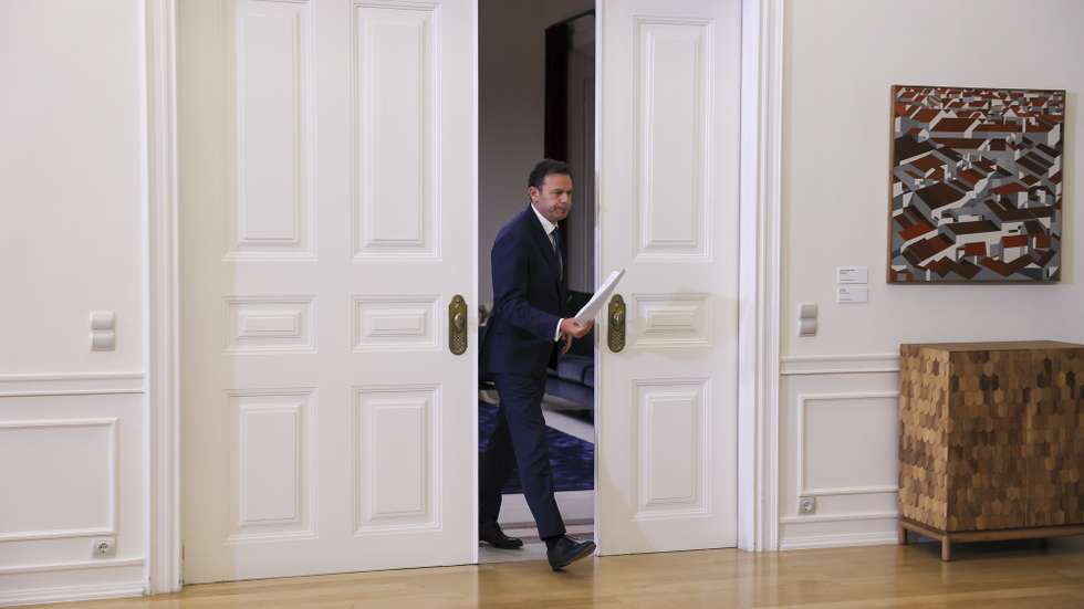 O primeiro-ministro, Luis Montenegro, pouco antes de prestar declarações sobre o apagão que afeta Portugal de Norte a Sul, Lisboa, 28 de abril de 2025. O Governo criou um grupo de trabalho para acompanhar o apagão que afeta Portugal de Norte a Sul e outros países europeus e aponta que o problema “terá tido origem” fora de Portugal. JOSÉ SENA GOULÃO/LUSA