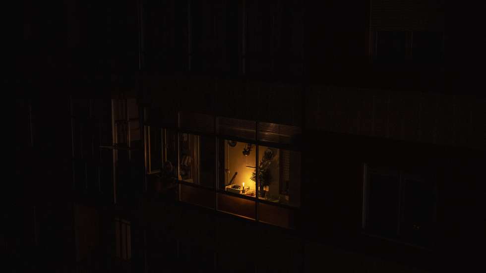 epa12061767 A candle burns in a window of a house in Ourense, Galicia, northwestern Spain, amid a power outage, 28 April 2025 (issued 29 April 2025). A power blackout hit large parts of Spain and spread to neighboring Portugal and France on 28 April, disrupting transport systems, internet connections, and daily life, according to authorities. The exact cause of the outage is unknown.  EPA/BRAIS LORENZO