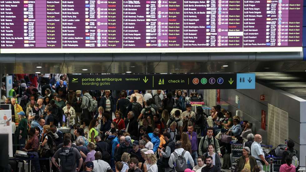 A maior parte dos controles de embarque do aeroporto Humberto Delgado em Lisboa, está a funcionar, registando-se às 10h00, dez voos cancelados e uma longa fila para a recuperação de bagagem perdida, 29 de abril de 2025. TIAGO PETINGA/LUSA