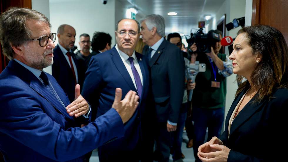 A ministra da Justiça, Rita Alarcão Júdice, acompanhada pelo diretor nacional da PJ, Luís Neves, conversam durante inauguração e visita da nova Unidade Local de Investigação Criminal da Policia Judiciaria, (PJ) de Faro, 30 de abril de 2025. LUÍS FORRA/ LUSA