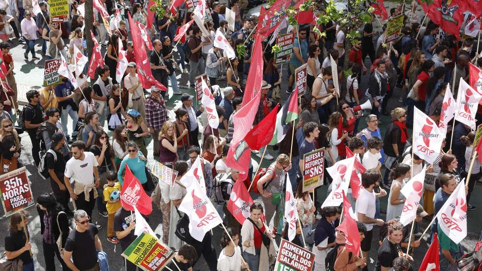 Manifestantes protestam durante a marcha do Dia do Trabalhador convocada pela CGTP-IN, entre o Martim Moniz e a Alameda D. Afonso Henriques, em Lisboa, 01 de maio de 2025. ANTÓNIO PEDRO SANTOS/LUSA