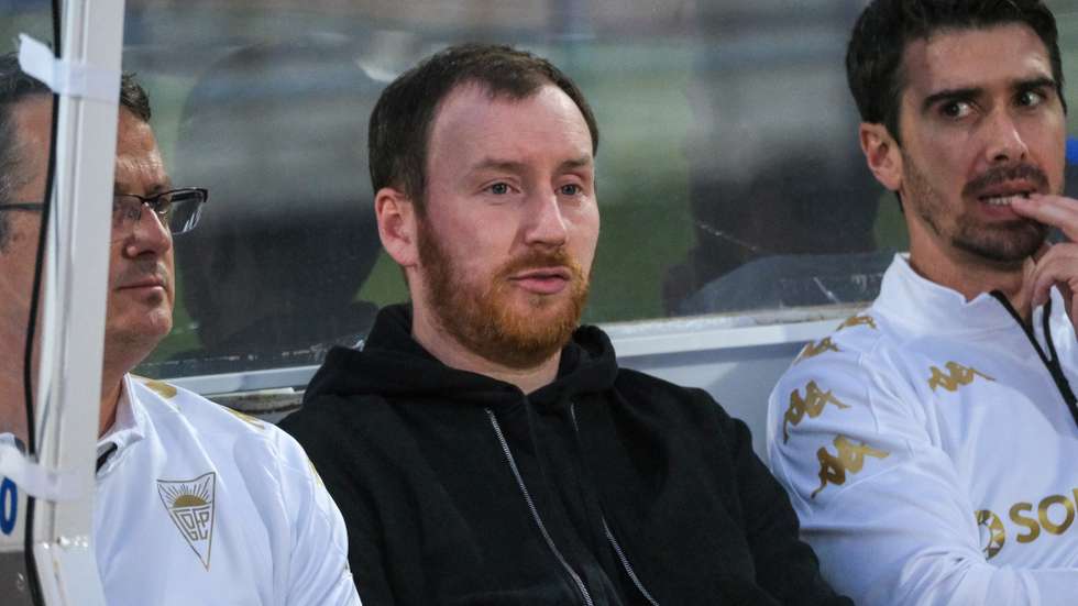 Ian Cathro, treinador do Estoril Praia, durante o jogo da I Liga de Futebol disputado com o Casa Pia no Estádio Municipal de Rio Maior, 28 de abril de 2025. CARLOS BARROSO/LUSA