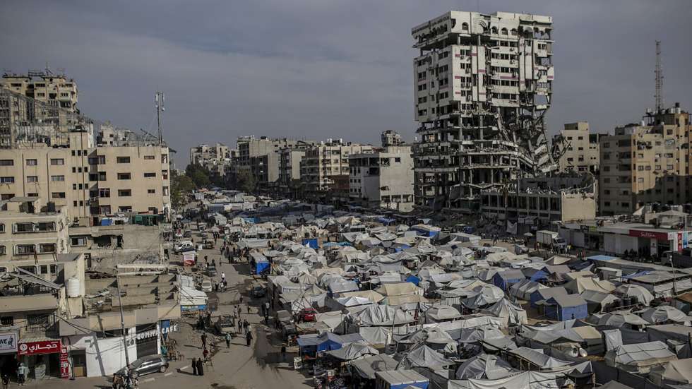 epa12067776 A camp for internally displaced Palestinians in the Al Remal neighbourhood, Gaza City, 01 May 2025. More than 52,400 Palestinians have been killed in the Gaza Strip, according to the Palestinian Ministry of Health, since Israel launched a military campaign in the strip in response to a cross-border attack led by the Palestinian militant group Hamas on 07 October 2023, in which about 1,200 Israelis were killed and more than 250 taken hostage.  EPA/MOHAMMED SABER
