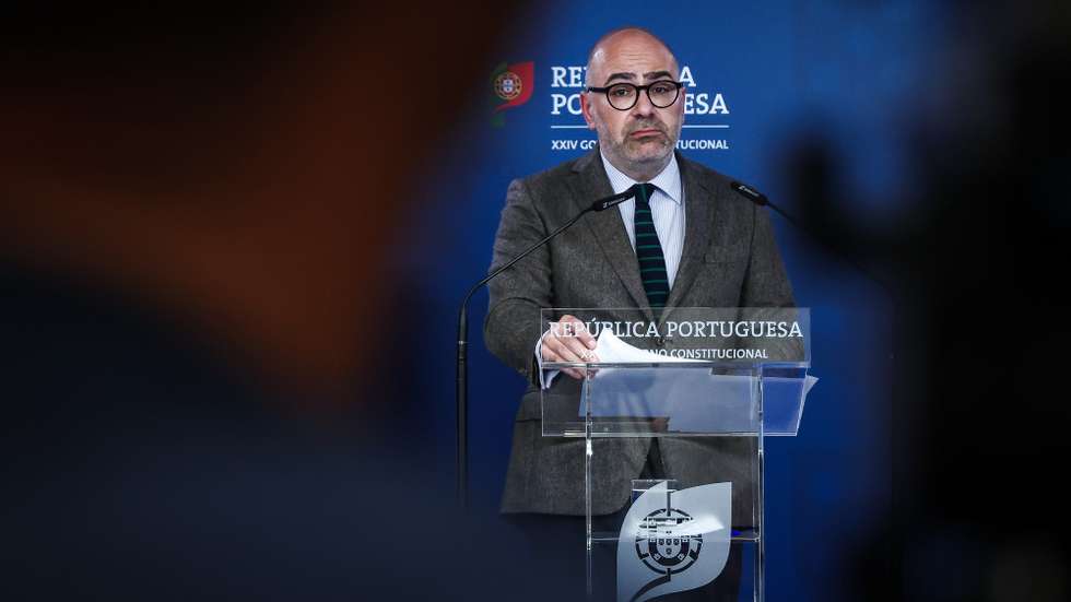 O ministro das Infraestruturas e Habitação, Miguel Pinto Luz, usa da palavra durante uma conferência de imprensa sobre as greves na CP – Comboios de Portugal, em Lisboa, 06 de maio de 2025. RODRIGO ANTUNES/LUSA