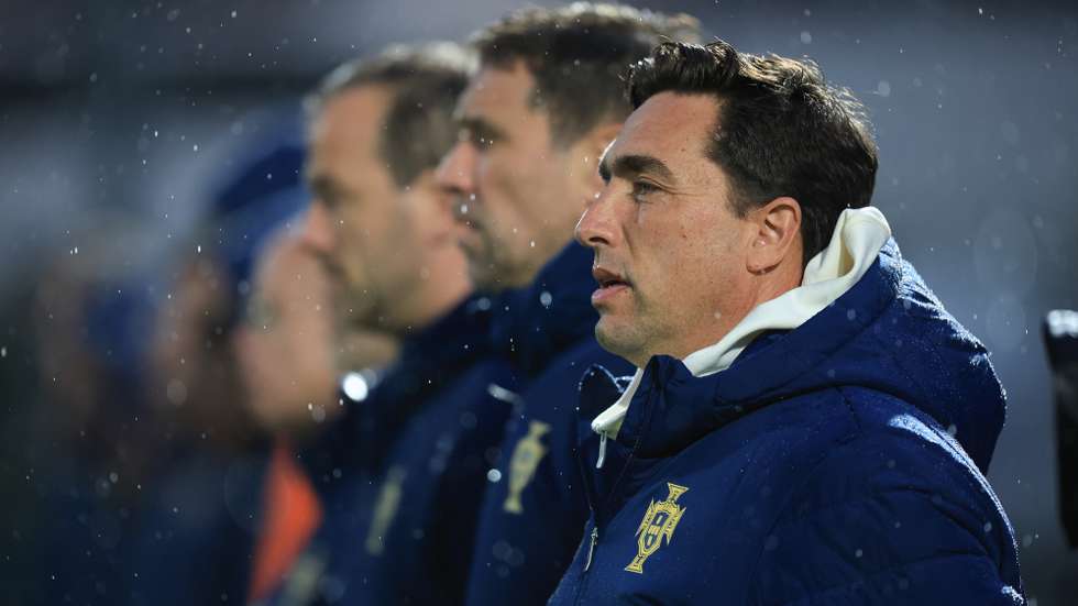 O selecionador de Portugal, Rui Jorge (D), reage durante o jogo amigável de preparação para o Campeonato da Europa 2025 entre as seleções de Portugal e da Roménia, realizado no Estádio Municipal de Famalicão, em Vila Nova de Famalicão, 21 de março de 2025. ESTELA SILVA/LUSA