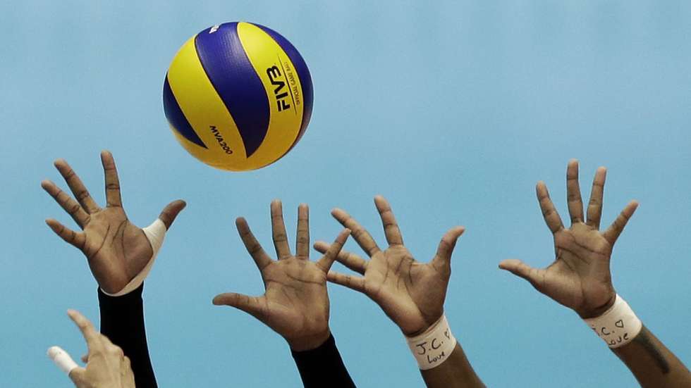 epaselect epa05322472 Yonkaira Pena (L, top) and Annerys Vargas (R, top) of the Dominican Republic jump to block the ball against Lee Jaeyeong (L, bottom) of South Korea during the match between the Dominican Republic and South Korea at the FIVB Volleyball Women's World Olympic Qualification Tournament in Tokyo, Japan, 22 May 2016.  EPA/KIYOSHI OTA