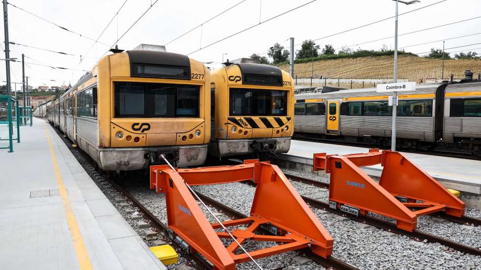 Na estação da CP de Coimbra-B não circulam comboios e as bilheteiras estão encerradas devido à greve dos trabalhadores da CP convocada pelo Sindicato Ferroviário da Revisão Comercial Itinerante (SFRCI), em Coimbra, 8 de maio de 2025. PAULO NOVAIS/LUS