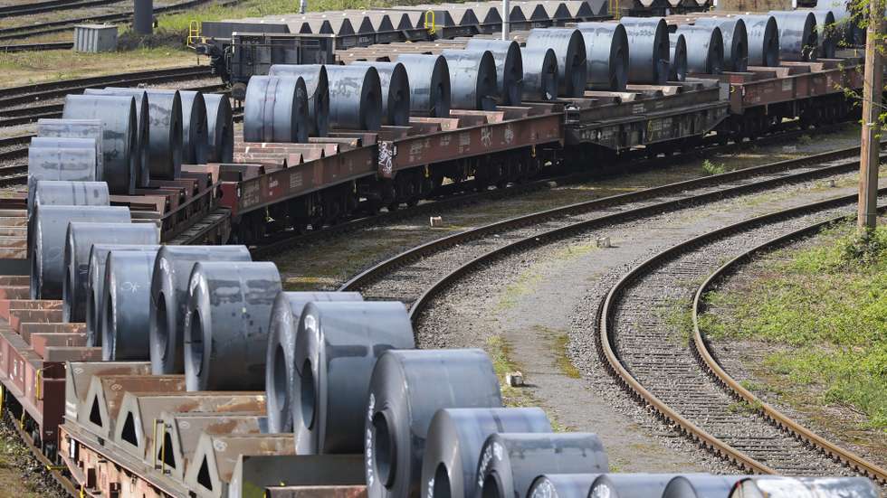 epa12022783 Steel is transported on wagons at the Thyssenkrupp steelworks in Duisburg, Germany, 10 April 2025. US President Trump on 09 April has paused for 90 days the implementation of higher tariffs announced on 02 April for most countries, except China whose tariff has increased to 125 percent.  EPA/CHRISTOPHER NEUNDORF