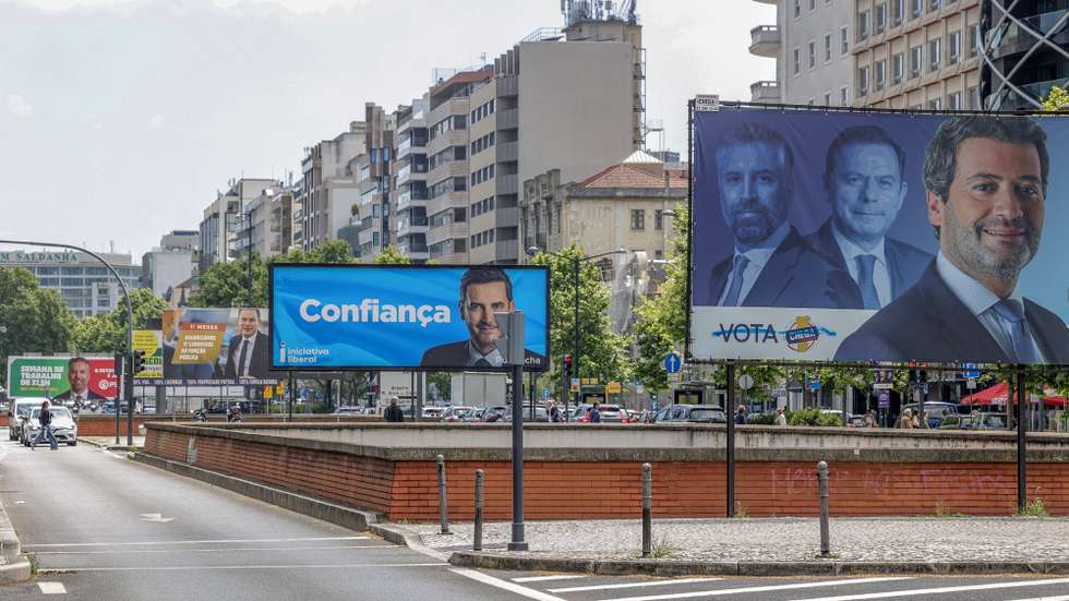 Cartazes de campanha eleitoral de vários partidos concorrentes às eleições legislativas do próximo dia 18 de maio de 2025, na Avenida da República em Lisboa, 08 de maio de 2025. (ACOMPANHA TEXTO DE DIA 10 DE MAIO DE 2025). MANUEL DE ALMEIDA/LUSA